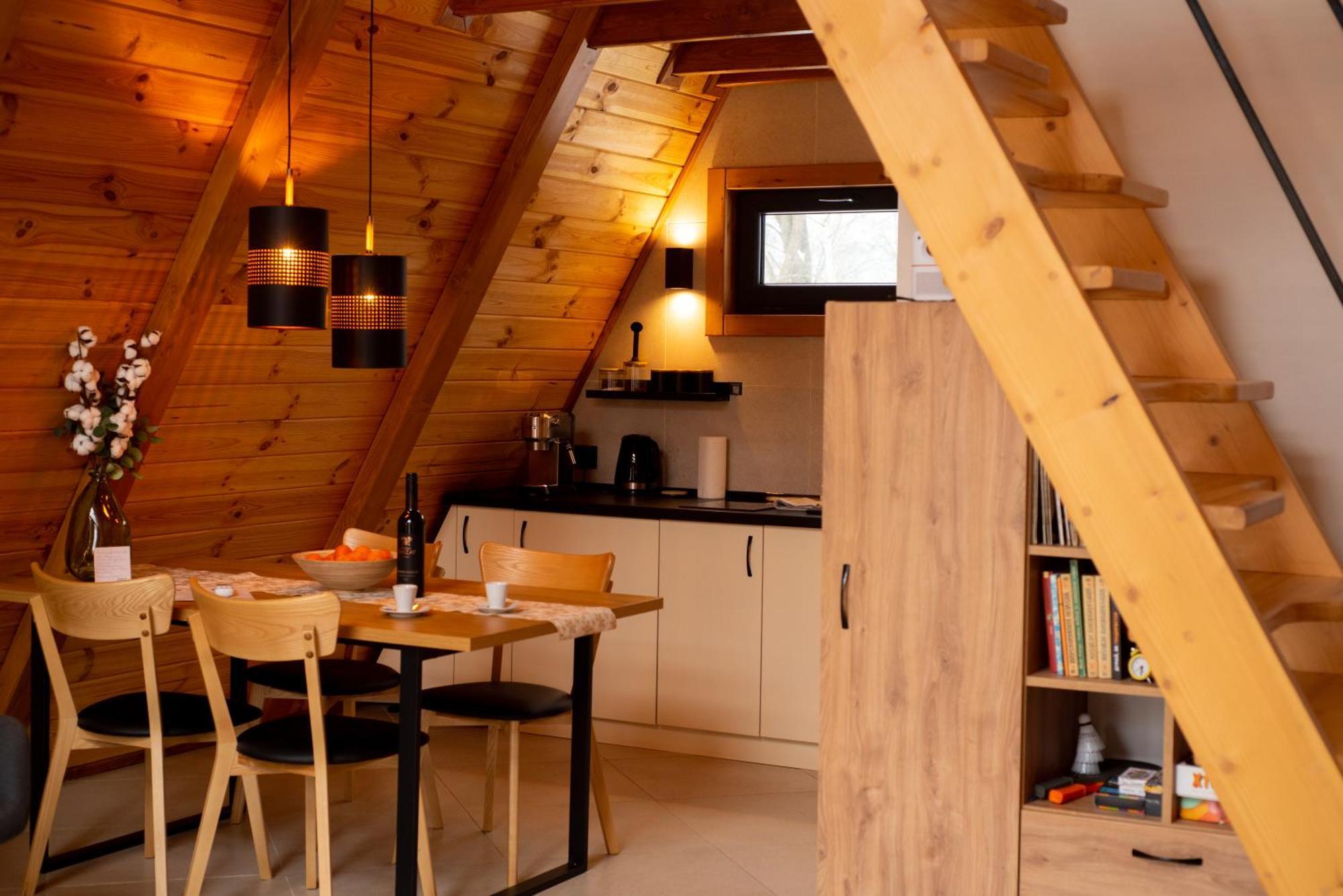 Holiday home Dobrede - будиночки під лісом